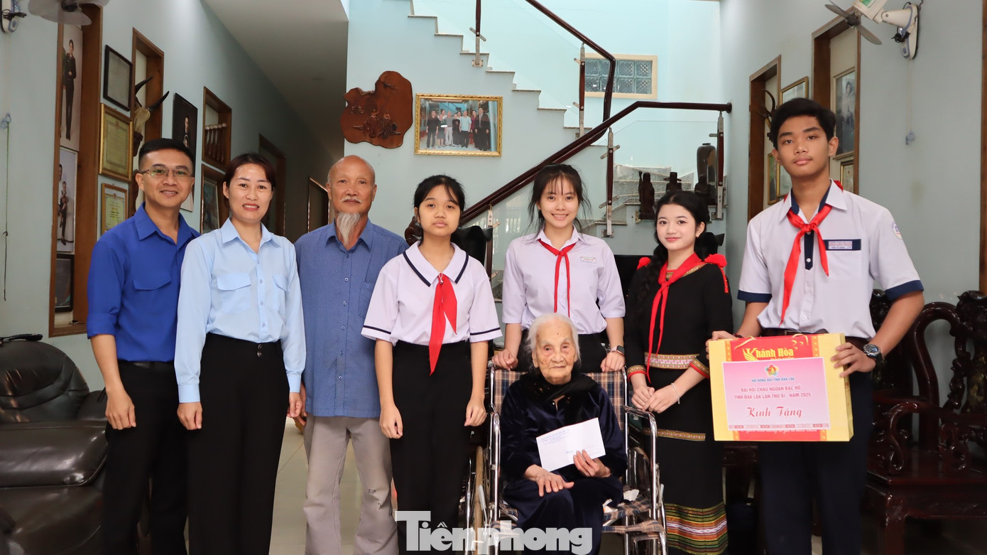 110 đại biểu Cháu ngoan Bác Hồ trải nghiệm “Thiếu nhi Đắk Lắk vui khỏe, an toàn, học ngàn điều hay”, đến thăm hỏi, tặng quà Mẹ Việt Nam Anh hùng. 110 đại biểu Cháu ngoan Bác Hồ trải nghiệm “Thiếu nhi Đắk Lắk vui khỏe, an toàn, học ngàn điều hay”, đến thăm hỏi, tặng quà Mẹ Việt Nam Anh hùng.