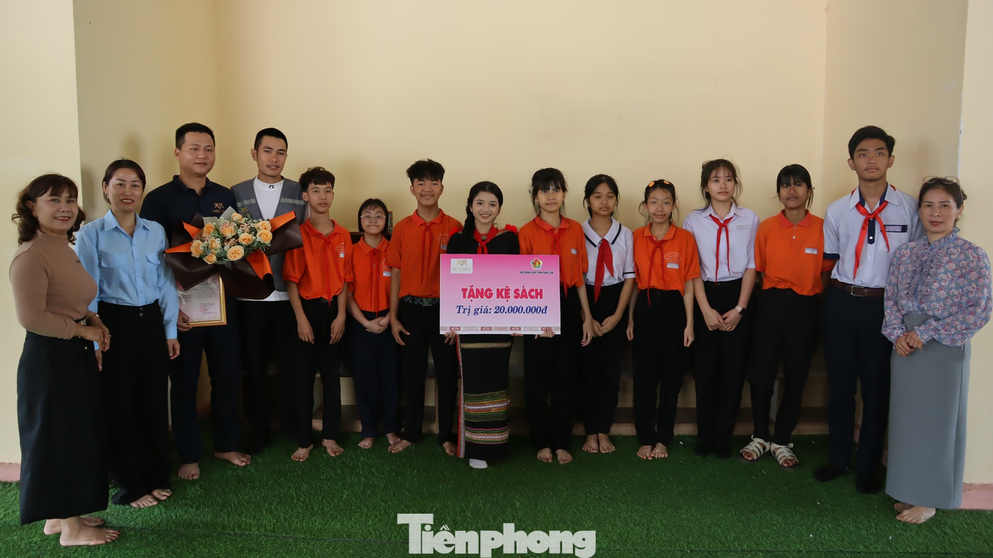 Tại chương trình các đại biểu thiếu nhi đã được tìm hiểu về hoàn cảnh và điều kiện sống, sinh hoạt, học tập, cùng giao lưu, trò chuyện, chơi trò chơi với các bạn đang ở trung tâm; trao tặng các bạn nhỏ ở đây 200 chiếc khăn quàng đỏ và 1 công trình măng non “Tủ sách cho em”. Tại chương trình các đại biểu thiếu nhi đã được tìm hiểu về hoàn cảnh và điều kiện sống, sinh hoạt, học tập, cùng giao lưu, trò chuyện, chơi trò chơi với các bạn đang ở trung tâm; trao tặng các bạn nhỏ ở đây 200 chiếc khăn quàng đỏ và 1 công trình măng non “Tủ sách cho em”.