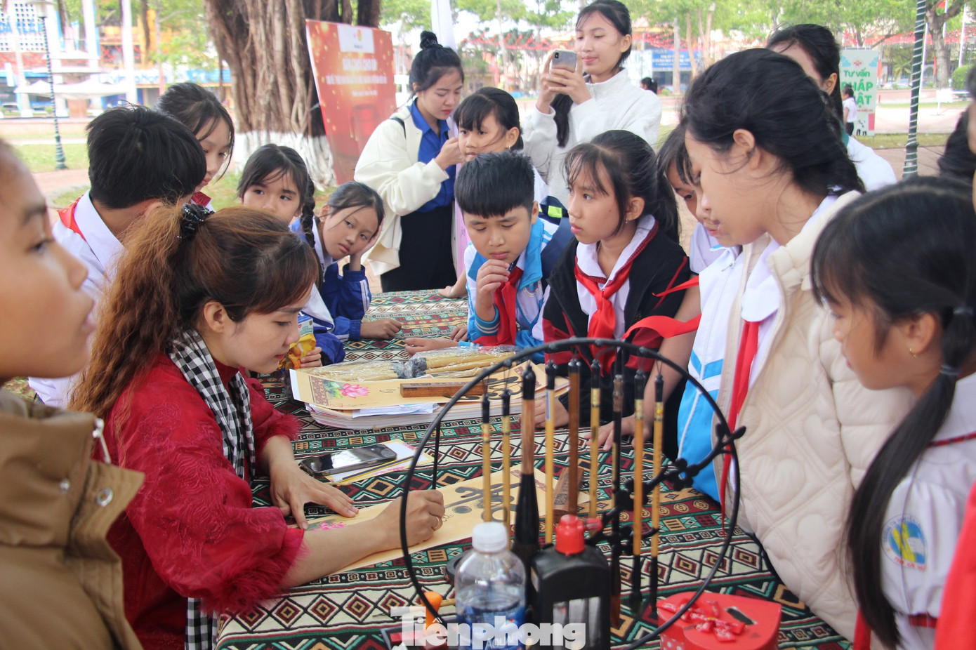 Trong những năm học qua, các liên đội trên địa bàn tỉnh đã không ngừng thi đua, rèn luyện lập nhiều thành tích thông qua các phong trào như “Thiếu nhi Việt Nam thi đua thực hiện tốt 5 điều Bác Hồ dạy”; “Kế hoạch nhỏ, tiết kiệm”, “Nói lời hay, làm nghìn việc tốt”, “Uống nước nhớ nguồn”, ”Đền ơn đáp nghĩa”. Trong những năm học qua, các liên đội trên địa bàn tỉnh đã không ngừng thi đua, rèn luyện lập nhiều thành tích thông qua các phong trào như “Thiếu nhi Việt Nam thi đua thực hiện tốt 5 điều Bác Hồ dạy”; “Kế hoạch nhỏ, tiết kiệm”, “Nói lời hay, làm nghìn việc tốt”, “Uống nước nhớ nguồn”, ”Đền ơn đáp nghĩa”.