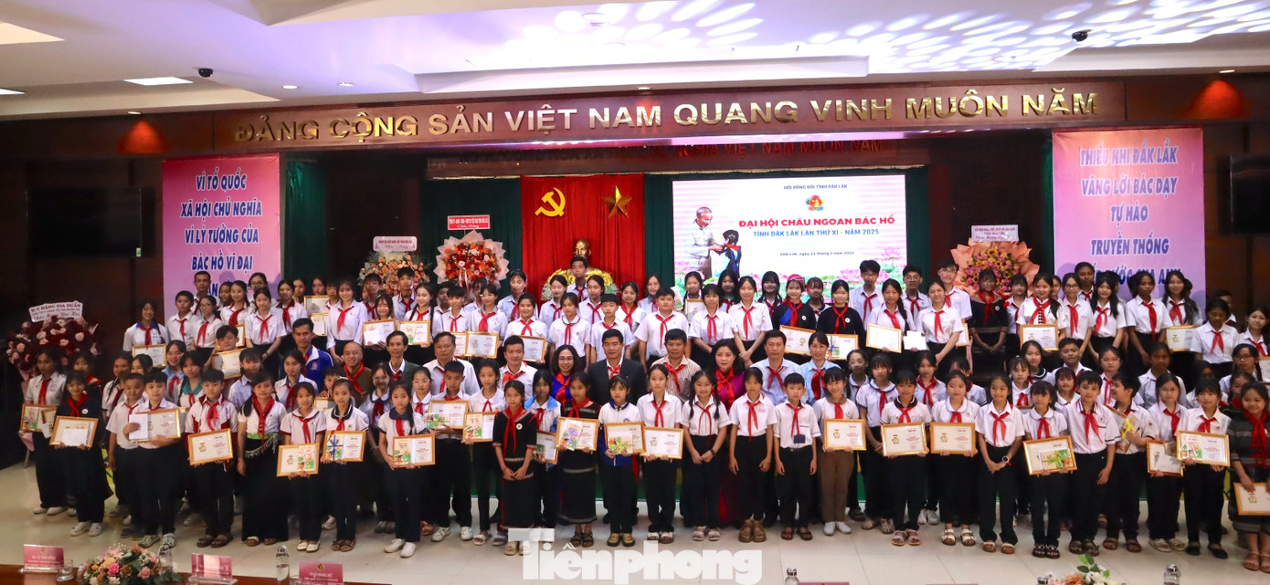 Tại Đại hội, Hội đồng Đội tỉnh đã trao chứng nhận Cháu ngoan Bác Hồ cho 110 gương thiếu nhi tiêu biểu toàn tỉnh. Đại hội cũng lựa chọn 7 đại biểu thiếu nhi tham gia Đại hội Cháu ngoan Bác Hồ toàn quốc lần thứ X – năm 2025 dự kiến sẽ được tổ chức từ ngày 16-18/5/2025 tại thủ đô Hà Nội. Tại Đại hội, Hội đồng Đội tỉnh đã trao chứng nhận Cháu ngoan Bác Hồ cho 110 gương thiếu nhi tiêu biểu toàn tỉnh. Đại hội cũng lựa chọn 7 đại biểu thiếu nhi tham gia Đại hội Cháu ngoan Bác Hồ toàn quốc lần thứ X – năm 2025 dự kiến sẽ được tổ chức từ ngày 16-18/5/2025 tại thủ đô Hà Nội.