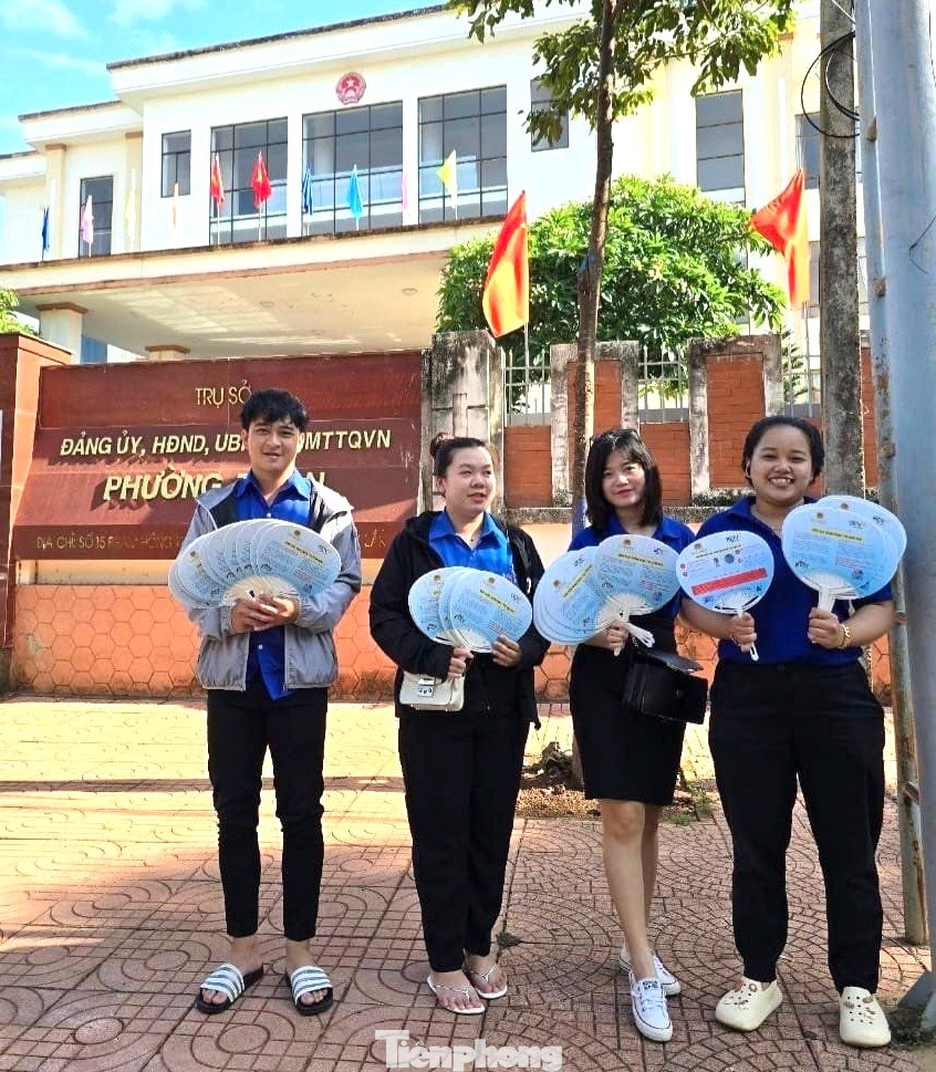 Mô hình quạt cầm tay đánh bay tín dụng đen Mô hình quạt cầm tay đánh bay tín dụng đen