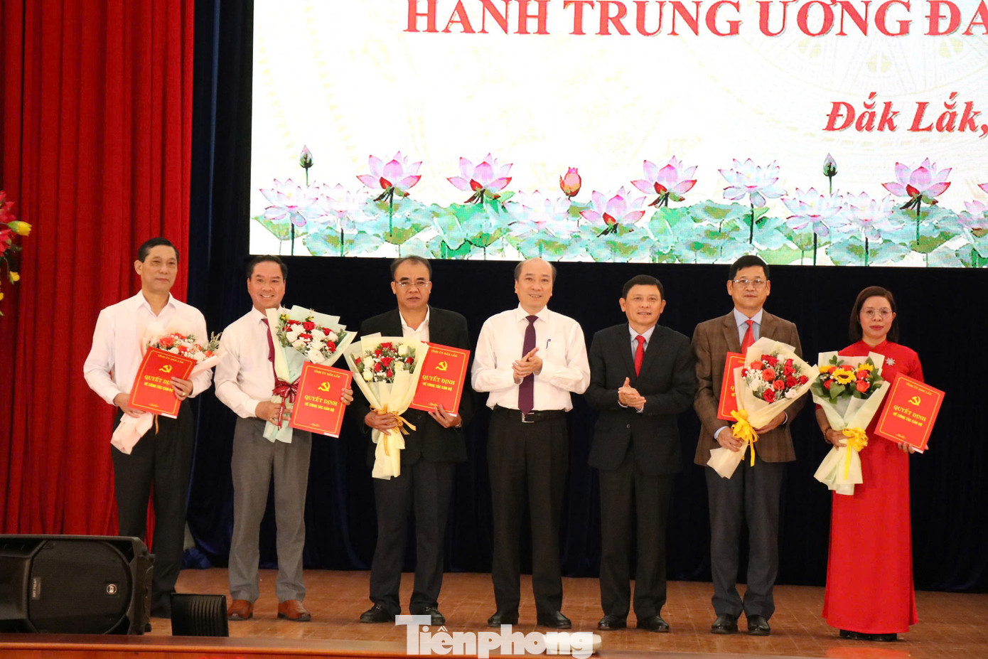 Trao các quyết định về phân công, điều động, bổ nhiệm giám đốc, các phó giám đốc Sở Nội vụ.