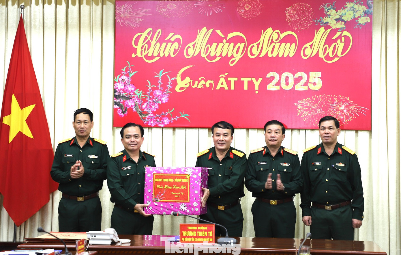 Đại diện các đơn vị nhận quà Tết của Quân ủy Trung ương, Bộ Quốc phòng.