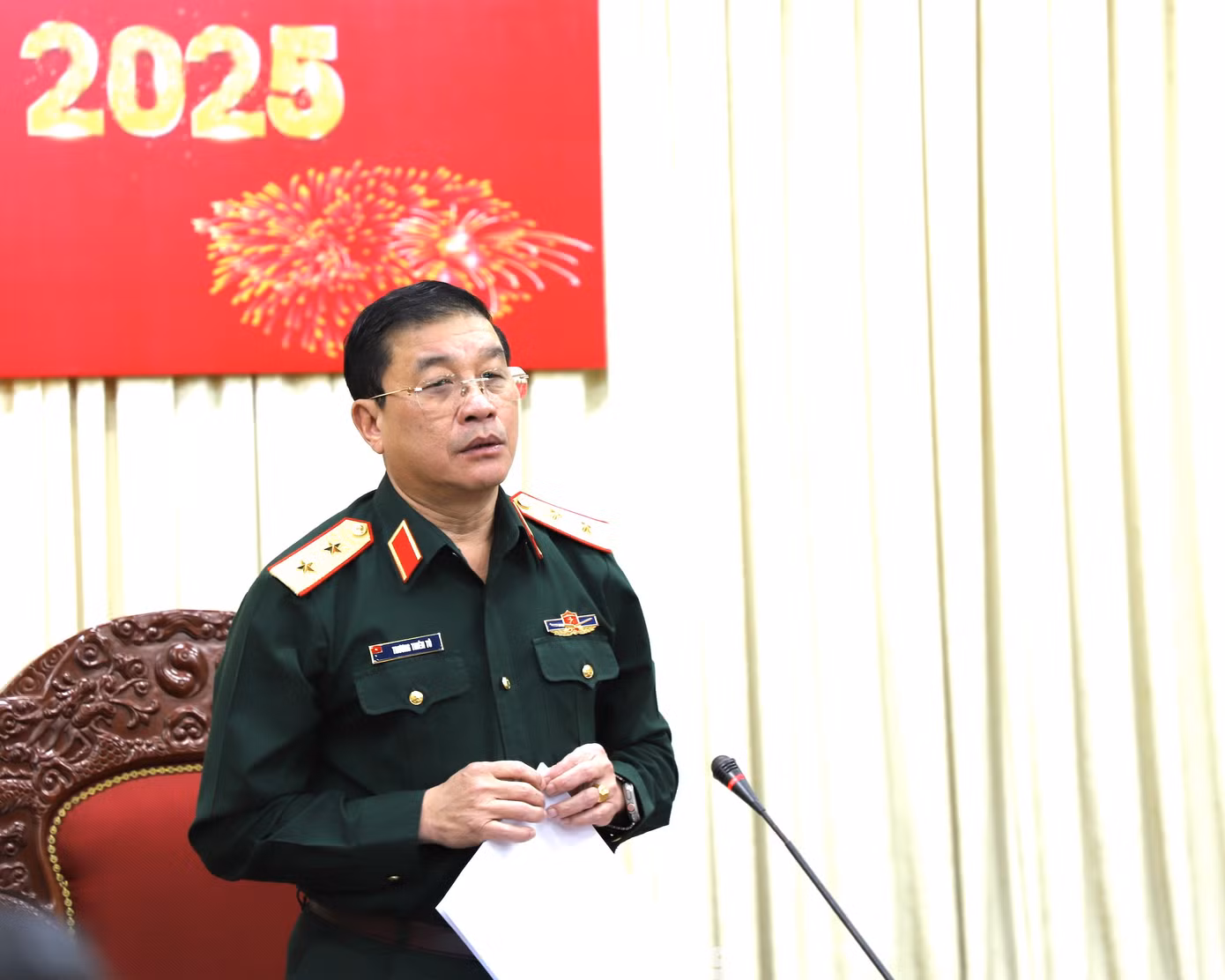 Trung tướng Trương Thiên Tô - Phó Chủ nhiệm Tổng cục Chính trị Quân đội nhân dân Việt Nam, trao đổi tại buổi làm việc