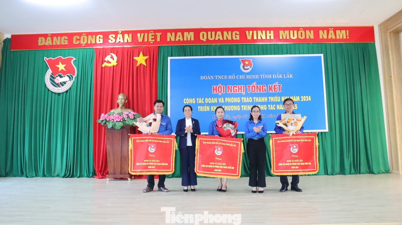 Các đơn vị xuất sắc được trao tặng cờ thi đua