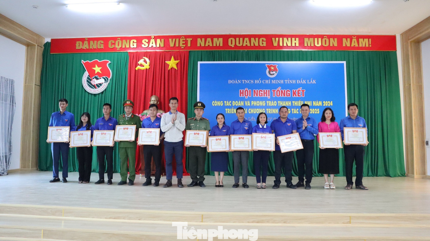 Cá nhân, tập thể xuất sắc được nhận bằng khen