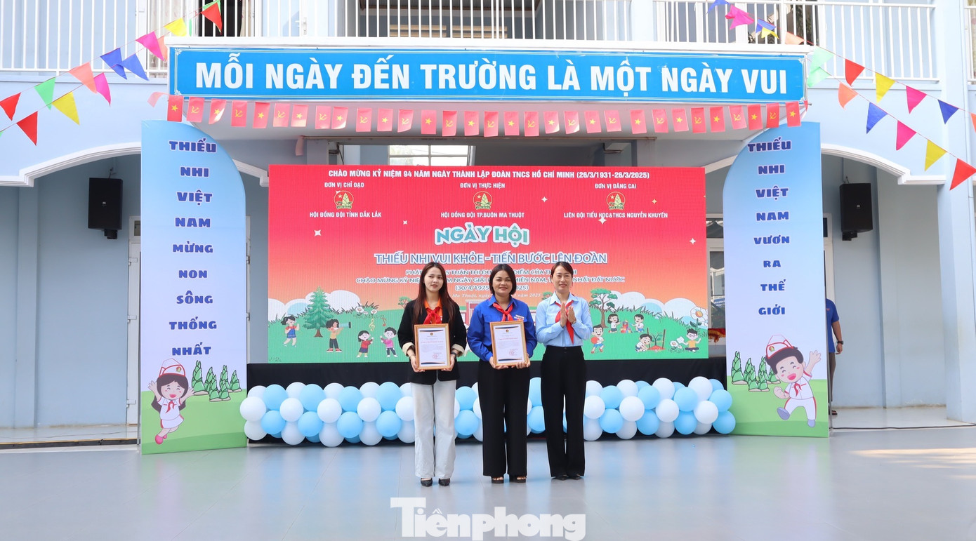 Dịp này, Hội đồng Đội tỉnh trao tặng Liên đội TH-THCS Nguyễn Khuyến 300 chiếc khăn quàng đỏ; đơn vị tài trợ tặng 35 suất quà; trao 13 suất học bổng tặng học sinh hiếu học. Dịp này, Hội đồng Đội tỉnh trao tặng Liên đội TH-THCS Nguyễn Khuyến 300 chiếc khăn quàng đỏ; đơn vị tài trợ tặng 35 suất quà; trao 13 suất học bổng tặng học sinh hiếu học.
