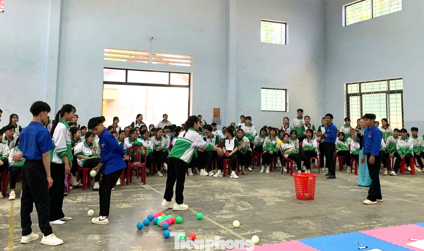 Trong khuôn khổ ngày hội, các em tham gia trò chơi dân gian; múa sân trường và đồng diễn Flashmod. Các em đạt giải trong “Ngày hội sắc màu” được trao thưởng; trao học bổng “tiếp sức đường dài” đến các em có hoàn cảnh khó khăn. Trong khuôn khổ ngày hội, các em tham gia trò chơi dân gian; múa sân trường và đồng diễn Flashmod. Các em đạt giải trong “Ngày hội sắc màu” được trao thưởng; trao học bổng “tiếp sức đường dài” đến các em có hoàn cảnh khó khăn.