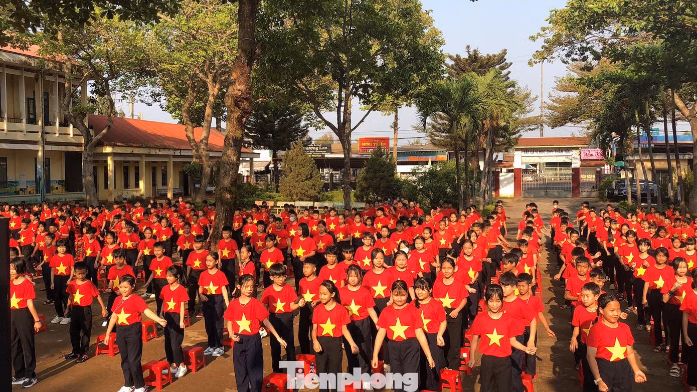 Cùng ngày, Hội đồng Đội huyện Cư M’gar đã tổ chức “Ngày hội thiếu nhi vui khoẻ - Tiến bước lên Đoàn” năm 2025.