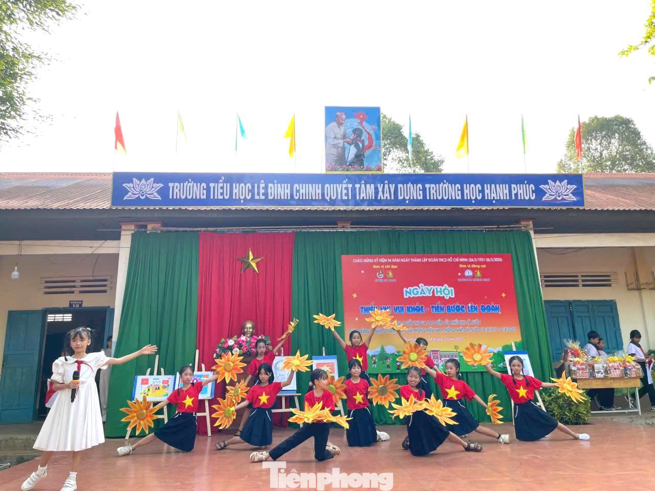 Tại ngày hội, Hội đồng Đội huyện đã phát động “5 tuần thi đua cao điểm” chào mừng kỷ niệm 50 năm Ngày giải phóng miền Nam, thống nhất đất nước và kỷ niệm 94 năm Ngày thành lập Đoàn TNCS Hồ Chí Minh. Tại ngày hội, Hội đồng Đội huyện đã phát động “5 tuần thi đua cao điểm” chào mừng kỷ niệm 50 năm Ngày giải phóng miền Nam, thống nhất đất nước và kỷ niệm 94 năm Ngày thành lập Đoàn TNCS Hồ Chí Minh.