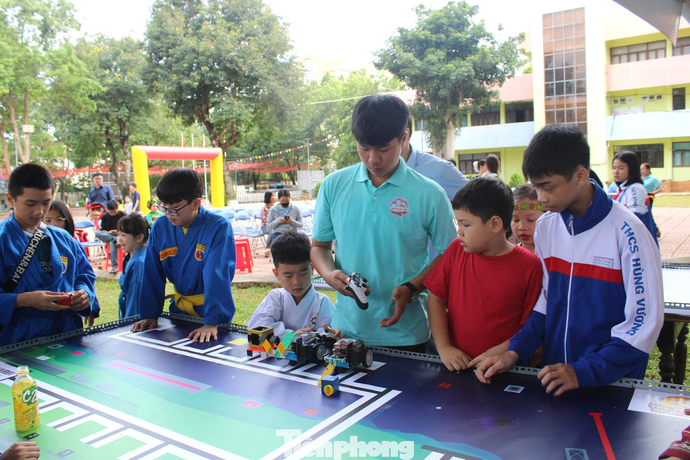 Chương trình diễn ra với nhiều hoạt động đặc sắc như: Biểu diễn nhạc kèn, mashup dân vũ, võ thuật, và các tiết mục văn nghệ được tập luyện công phu do chính các em học sinh của Nhà văn hóa Thanh thiếu nhi tỉnh thể hiện.