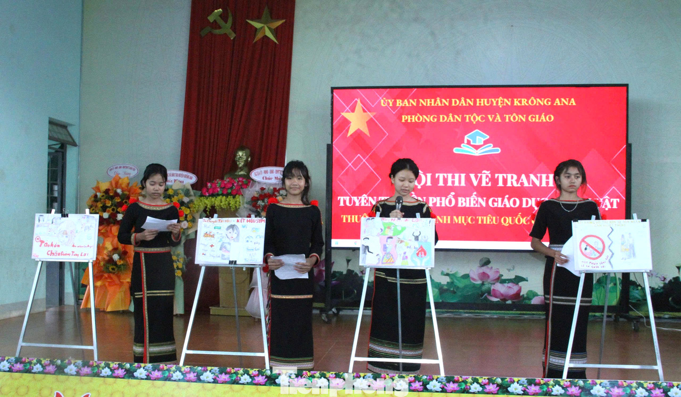 Cùng ngày, tại huyện Krông Ana diễn ra hội thi vẽ tranh với chủ đề “Tuyên truyền pháp luật – Chung tay giảm thiểu tảo hôn và hôn nhân cận huyết thống”.