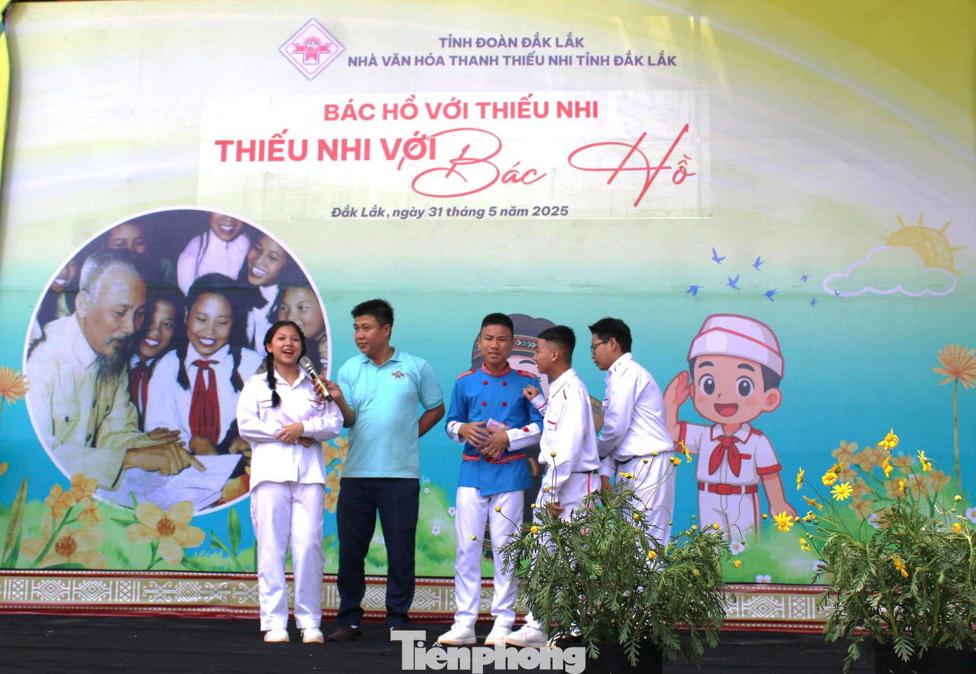 Bên cạnh đó, các em học sinh tham gia chương trình “Bác Hồ với thiếu nhi, thiếu nhi với Bác Hồ”, trò chơi dân gian, tô tượng, tranh cát, trải nghiệm nhạc cụ dân tộc, trò chơi team building...