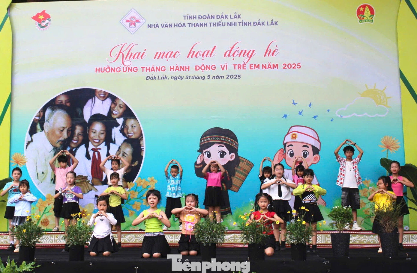 Ngày 31/5, tại Nhà văn hóa Thanh thiếu nhi tỉnh Đắk Lắk diễn ra khai mạc hoạt động hè và hưởng ứng Tháng hành động vì trẻ em năm 2025. Chương trình có khoảng 300 em thiếu nhi tham gia.