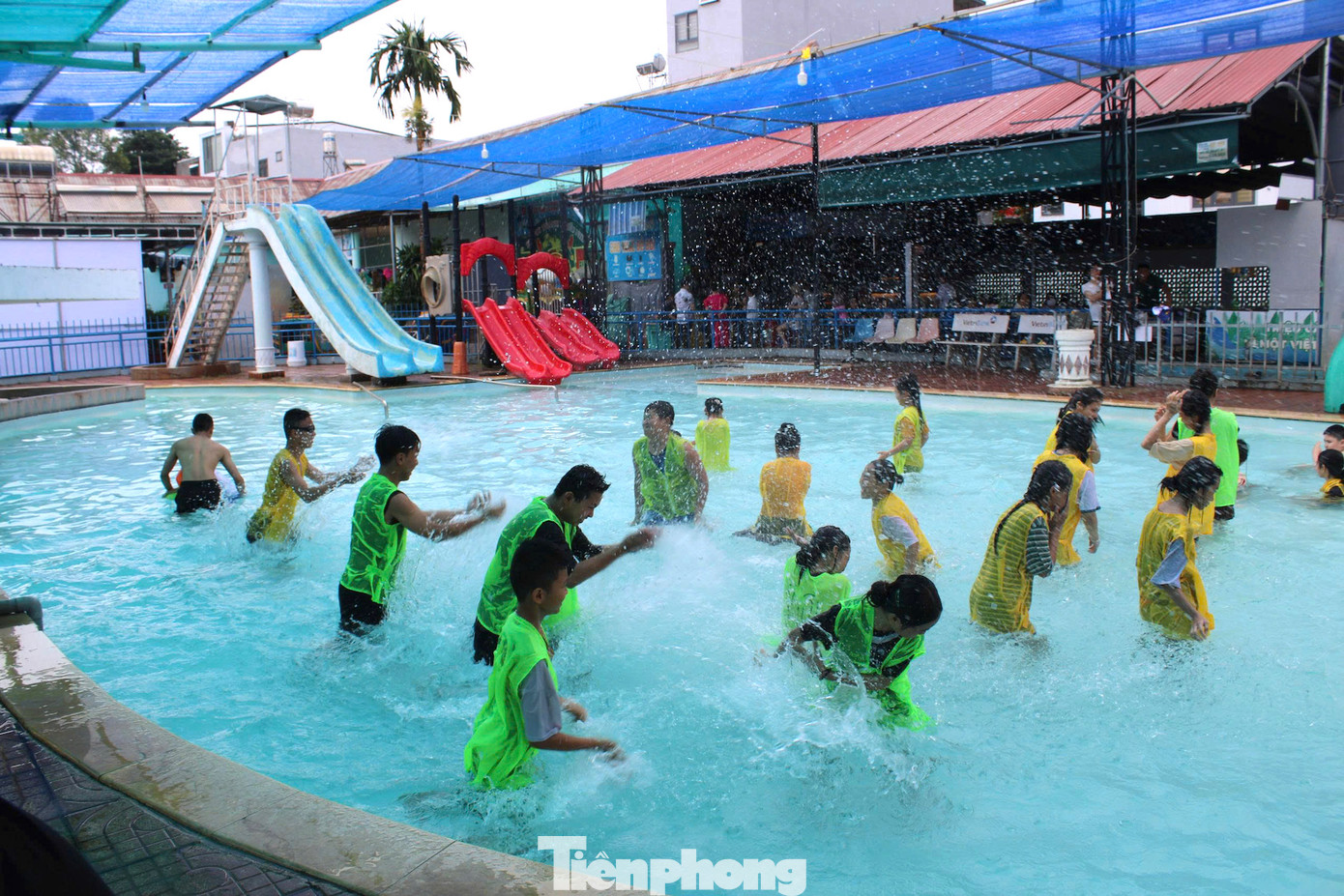 Bên cạnh đó, trang bị kỹ năng phòng, chống đuối nước, tai nạn thương tích; tổ chức cho thiếu nhi tham gia chương trình khám phá văn hóa Tây Nguyên; tặng quà cho trẻ em khó khăn vùng sâu, vùng xa… Qua đó xây dựng một môi trường lành mạnh, an toàn cho thanh thiếu nhi, giúp các em có một mùa hè bổ ích.