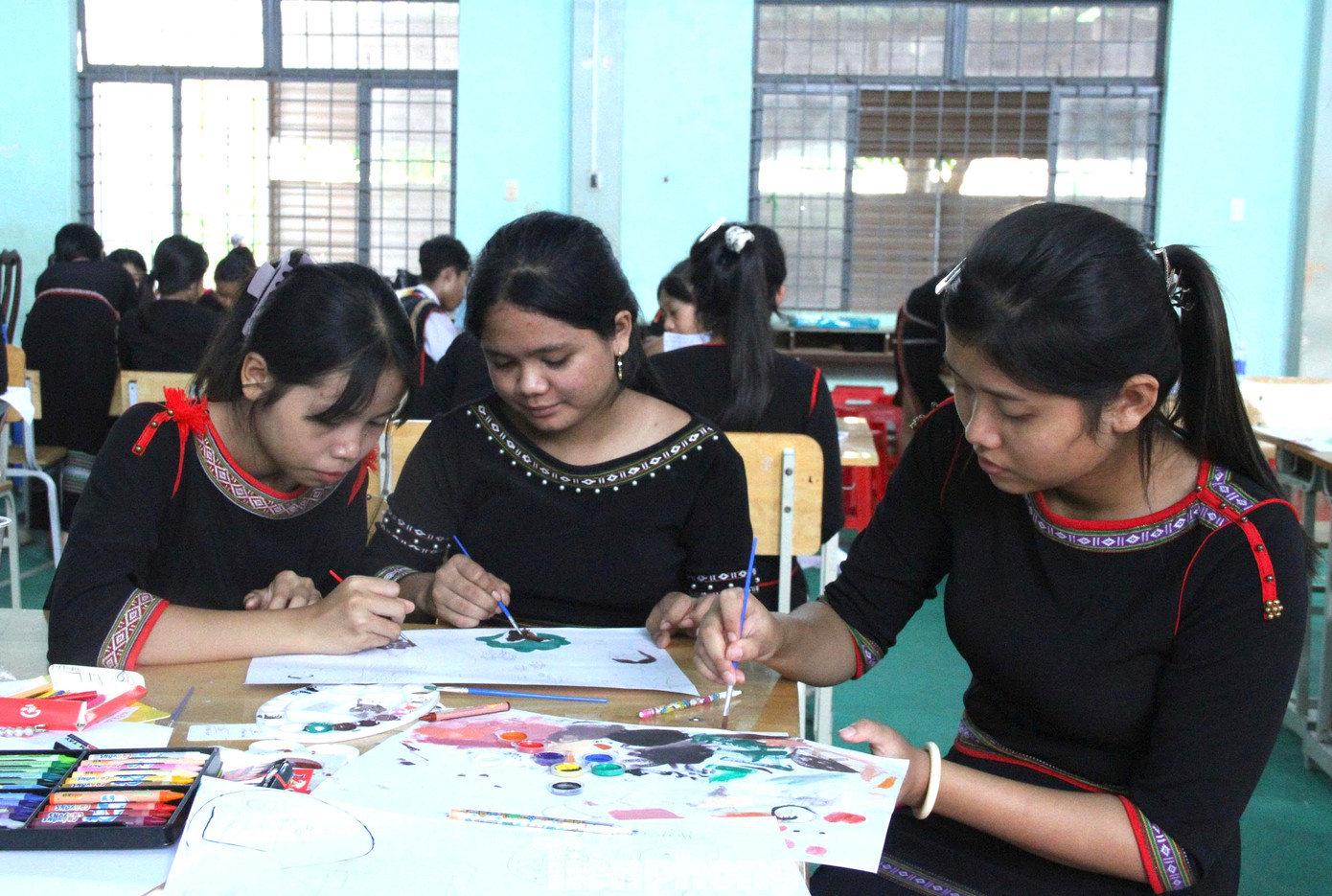 Tham gia hội thi có 12 nhóm, mỗi nhóm 4 học sinh DTTS có năng khiếu nghệ thuật hội họa, có khả năng diễn đạt trước đám đông. Mỗi nhóm thực hiện 1 bài thi vẽ trực tiếp trên khổ giấy A3 và 1 bài thuyết trình, giới thiệu thông điệp truyền tải của bài thi.