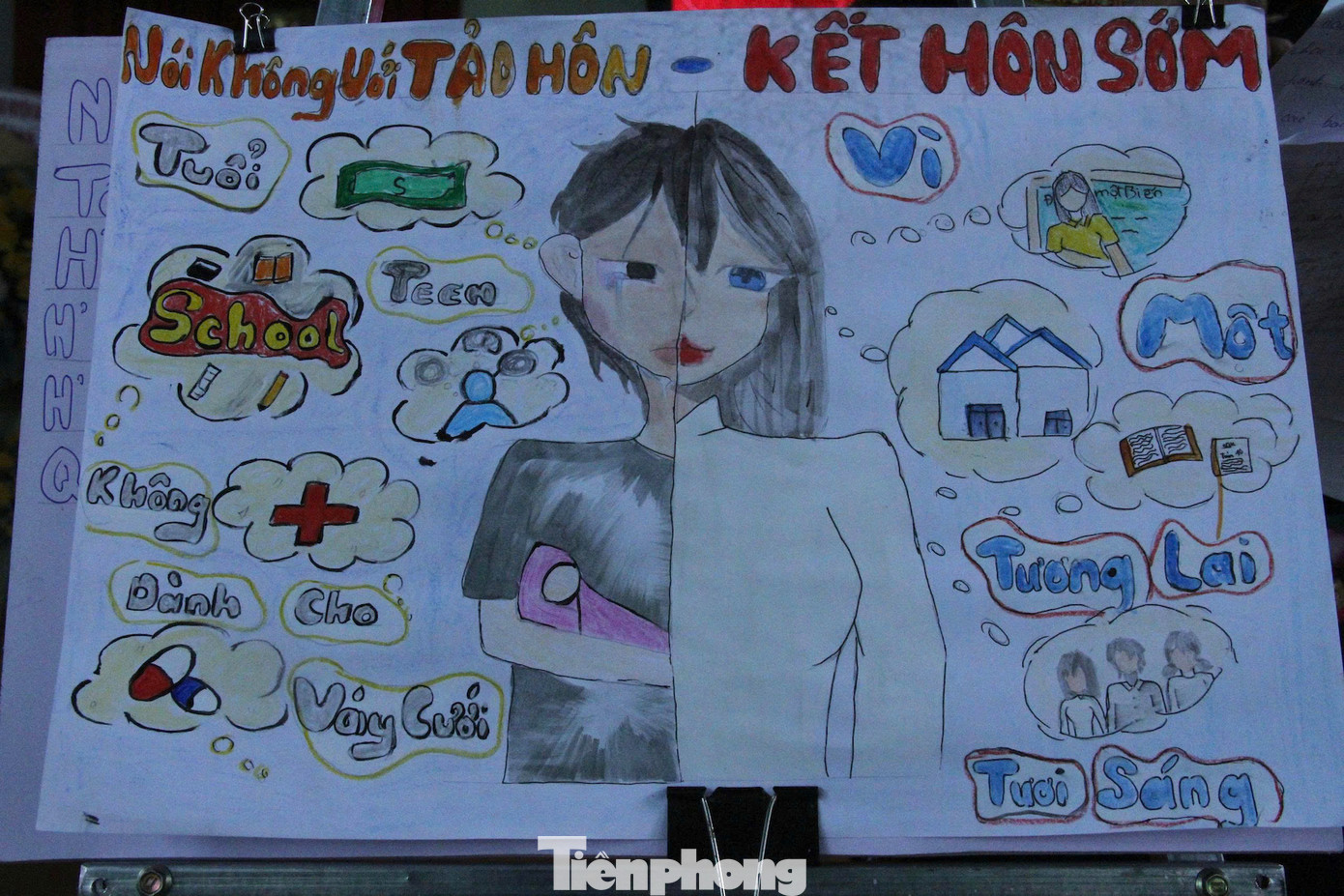 Em H'Mic Hđớk (lớp 7, Trường THPT dân tộc nội trú THCS huyện Krông Ana) chia sẻ, tham gia hội thi chúng em muốn tuyên truyền về tác hại, hệ lụy của tảo hôn. Tranh của chúng em vẽ mang mục đích thuyết phục các bạn học sinh, đặc biệt là các bạn vùng cao cần nhận thức được học tập vẫn là sự ưu tiên của lứa tuổi học sinh cấp 2, cấp 3. Tảo hôn không chỉ lấy đi tuổi thơ, thanh xuân mà đánh mất luôn cả tương lai sự nghiệp.