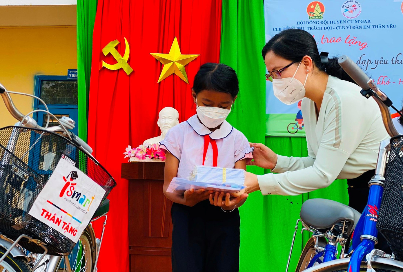 Ngoài nhận xe đạp, học sinh còn được nhận dụng cụ học tập