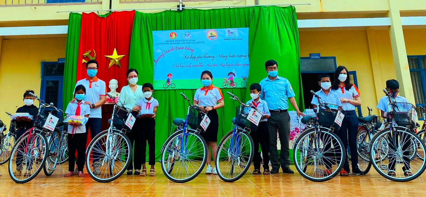 Học sinh nghèo vượt khó được nhận xe đạp tại chương trình