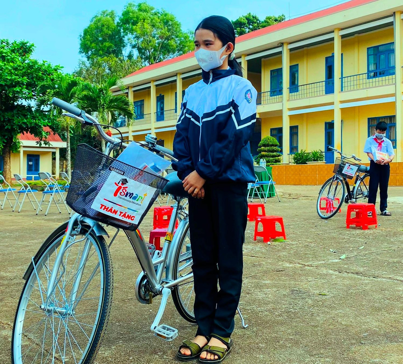 Lê Thị Phương Anh (lớp 6A3) bên xe đạp được tặng