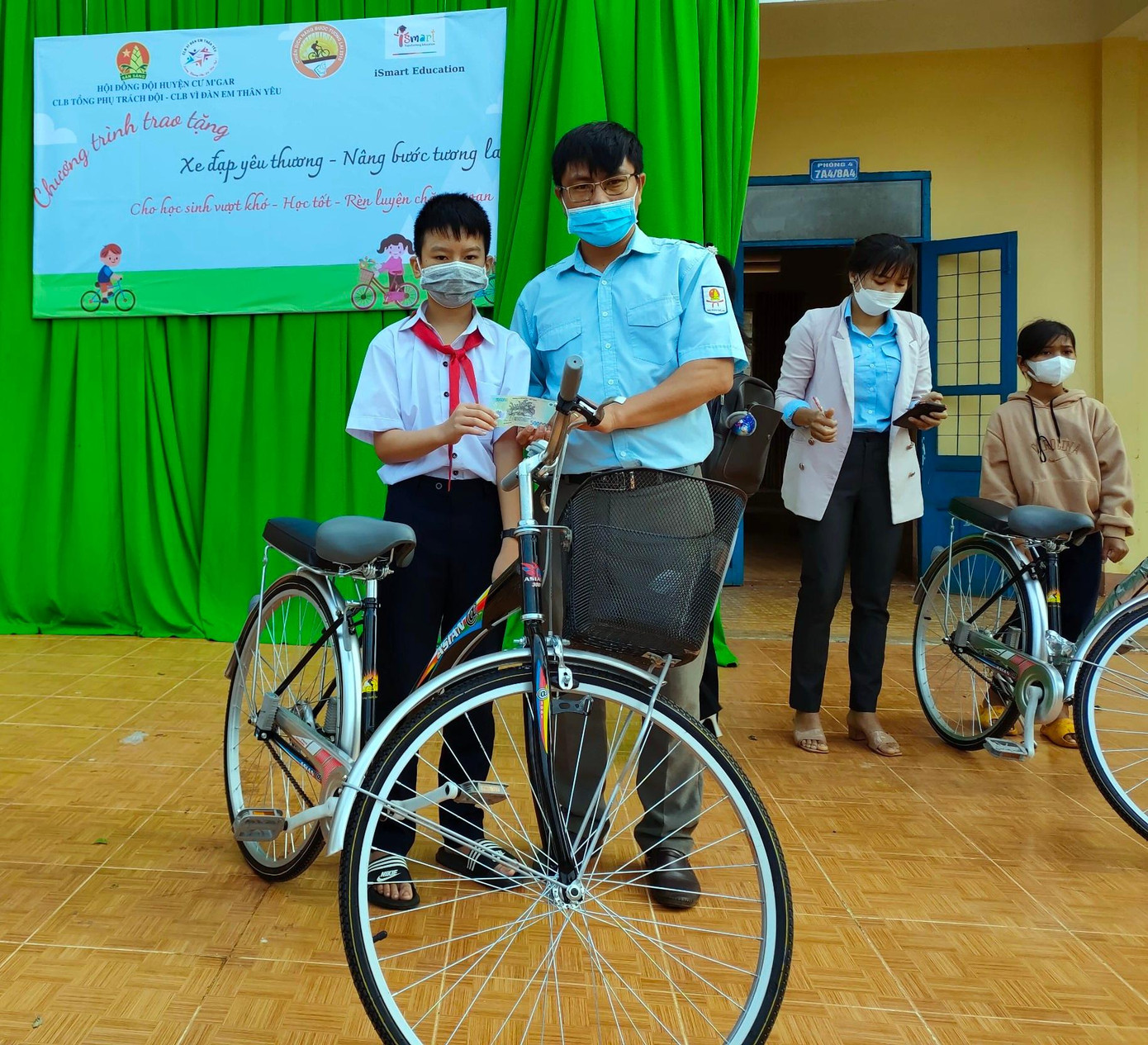 Học sinh Lê Bảo Nam xúc động khi được nhận xe đạp