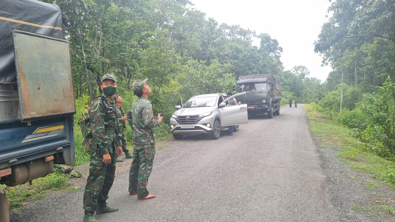 Các đơn vị đã tăng cường các lực lượng để thiết lập các vòng, chốt chặn bảo vệ khu vực phát hiện máy bay Yak -130