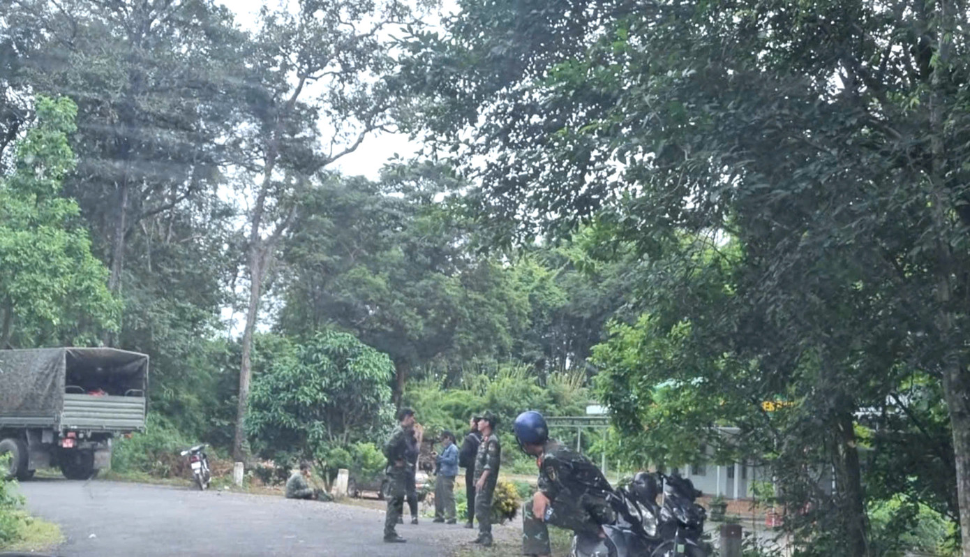 Các lực lượng tham gia tại chốt chặt bảo vệ khu vực phát hiện máy bay rơi