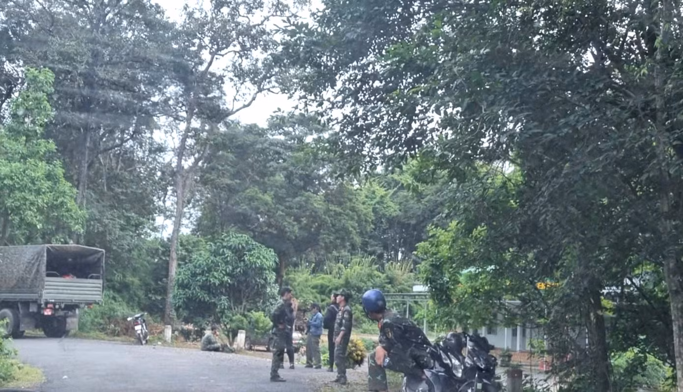 Các lực lượng tham gia tại chốt chặt bảo vệ khu vực phát hiện máy bay rơi