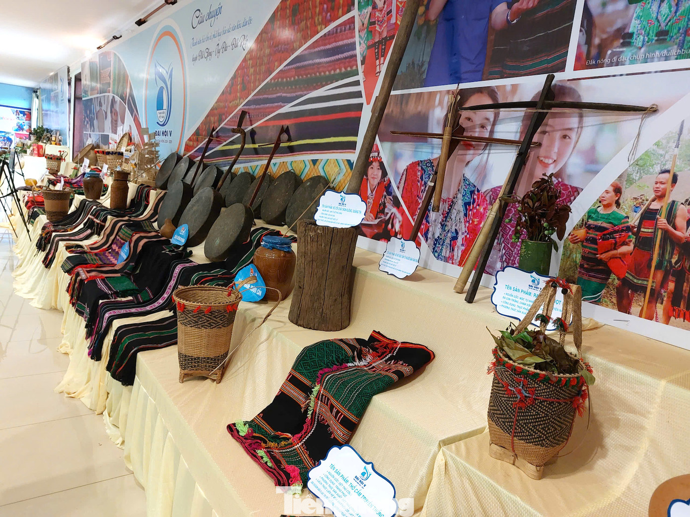 Bộ cối chày cũ, trang phục thổ cẩm, xà gạc, gùi, rau nhíp là sản phẩm được các thanh niên huyện Đắk R’lấp trưng bày tại đây.