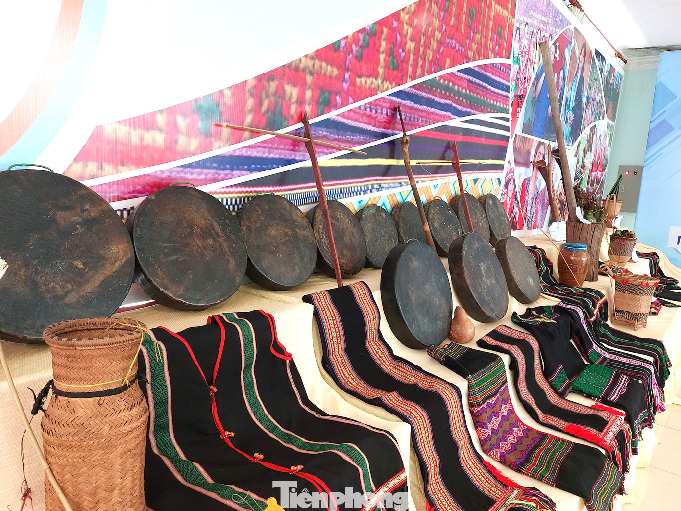 Tại gian hàng của thanh niên xã Đắk Rtih (huyện Tuy Đức) trưng bày 2 bộ cồng chiêng, mỗi bộ gồm 6 cái. Bộ chiêng này do Bộ Văn hoá Thể thao và Du lịch trao tặng. Bên cạnh đó còn trưng bày các sản phẩm thổ cẩm, trang phục truyền thống cùng các vật dụng như gùi, nỏ, ché rượu cần..