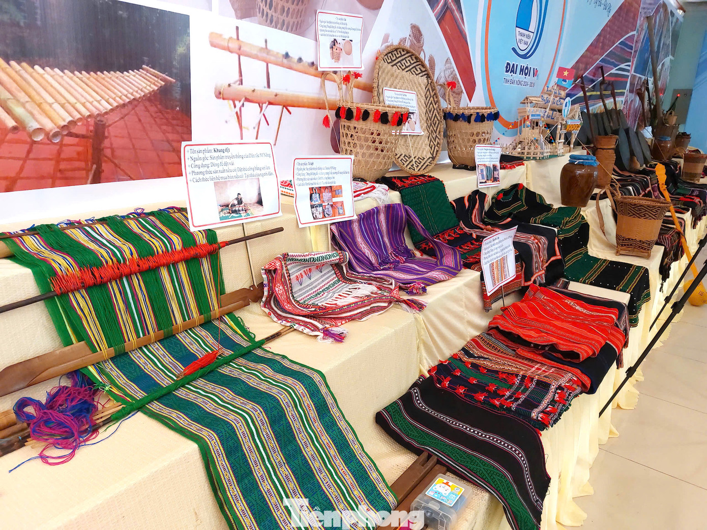 Đặc biệt các sản phẩm, vật dụng truyền thống của người dân tộc thiểu số tạo điểm nhấn, thu hút đại biểu tham quan tìm hiểu. Gian hàng của huyện Đắk Glong trưng bày khoảng 20 sản phẩm, vật dụng truyền thống của dân tộc Mnông và dân tộc Mạ.