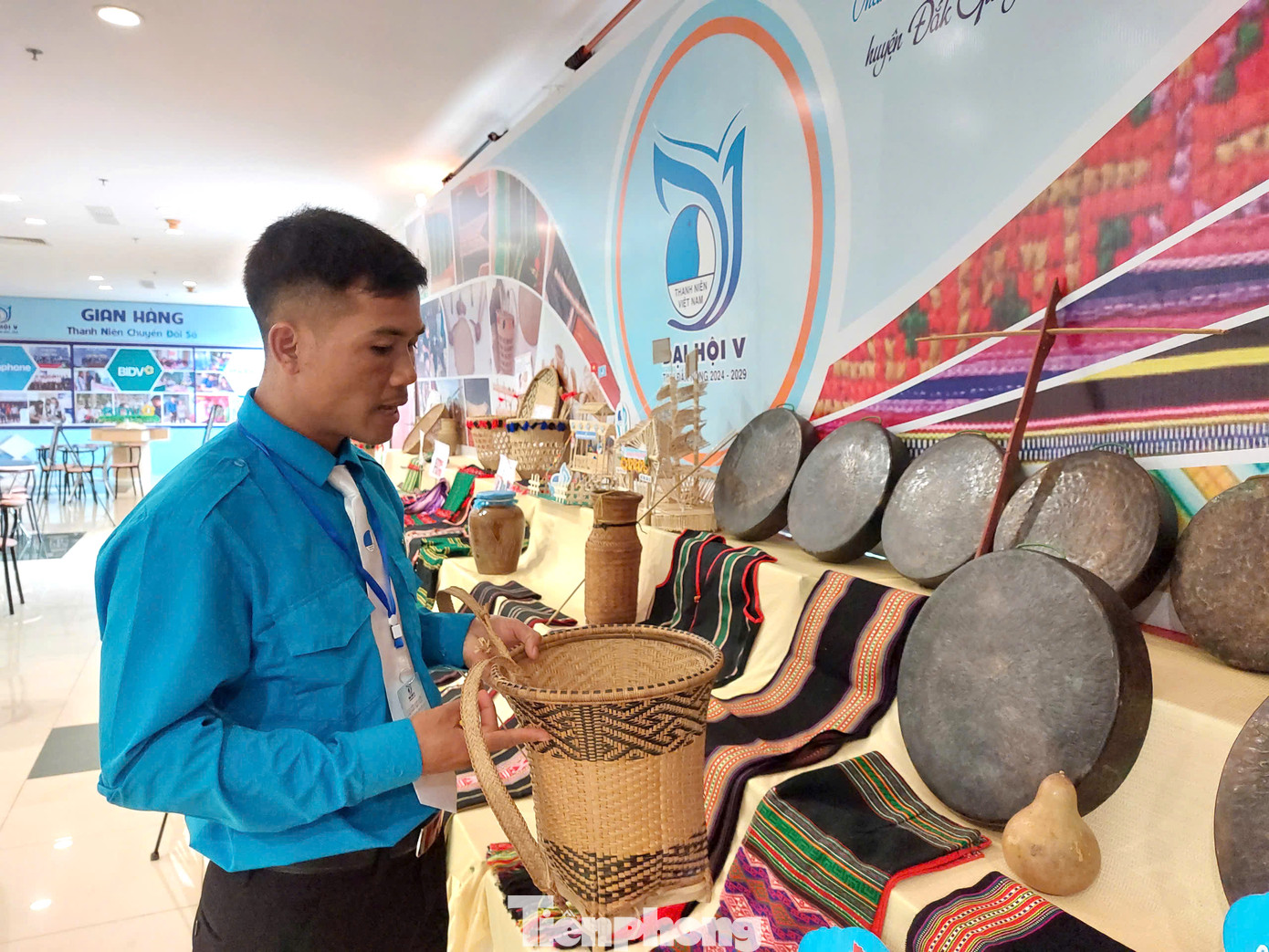 Anh Điểu Chuyn - Bí thư đoàn xã Đắk Rtih cho biết, xã có 1 đội chiêng gồm 6 thành viên đang trong độ tuổi đoàn. Nhiều bạn trẻ ở xã còn biết dệt và đan lát. Địa bàn xã có 27 dân tộc anh em cùng sinh sống, dân tộc Mnông chiếm 47%.