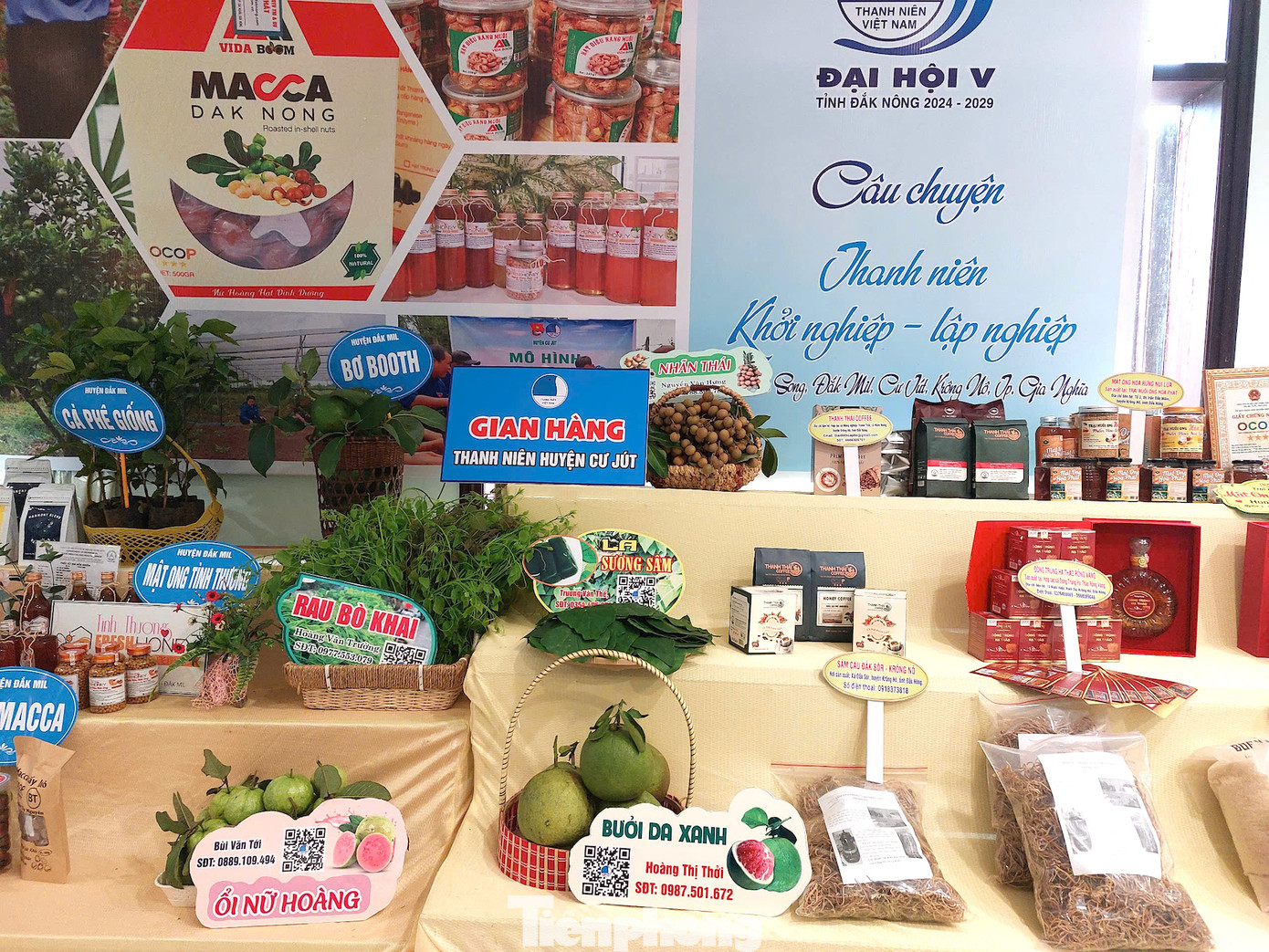 Bên cạnh câu chuyện thanh niên bảo tồn và phát huy bản sắc văn hóa dân tộc, thanh niên khởi nghiệp, lập nghiệp cũng có nhiều gian hàng trưng bày các sản phẩm nông sản chủ lực của địa phương; các sản phẩm công nghệ mới trong nông nghiệp;.. do đoàn viên thanh niên sản xuất.