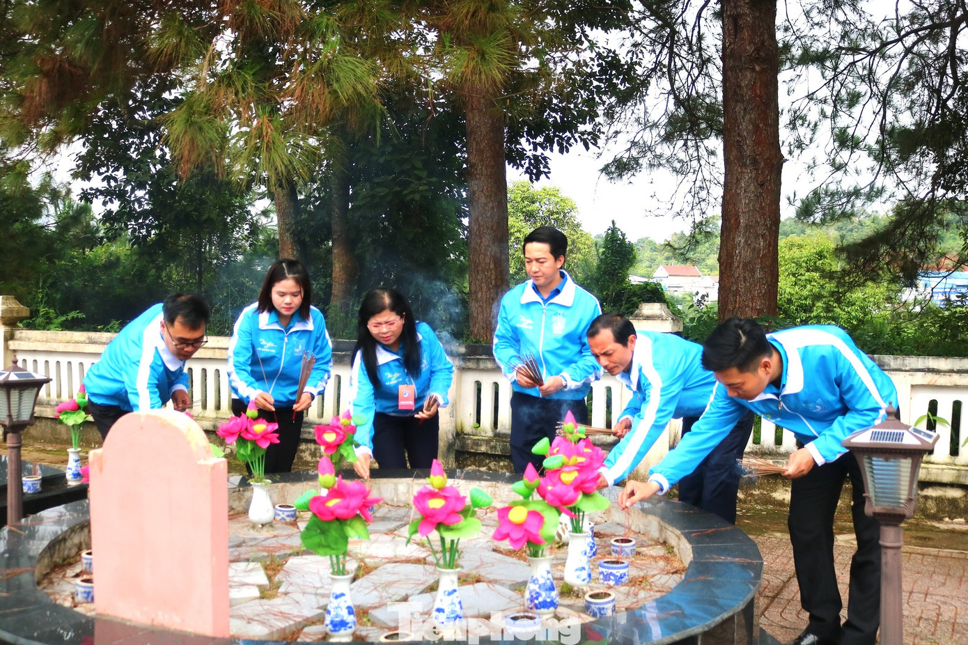 Đoàn đại biểu dâng hoa, dâng hương tại nghĩa trang liệt sĩ của tỉnh