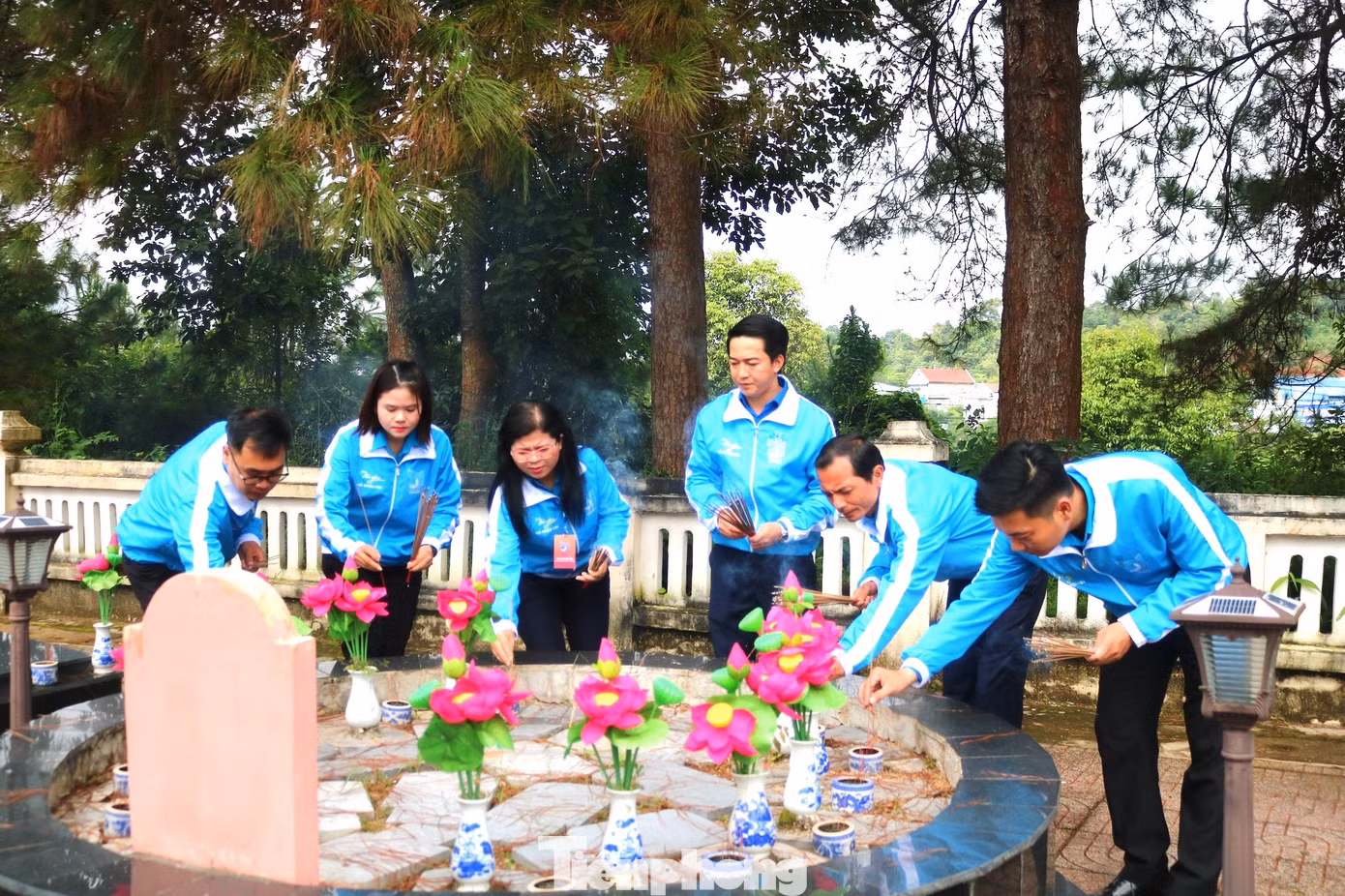 Đoàn đại biểu dâng hoa, dâng hương tại nghĩa trang liệt sĩ của tỉnh