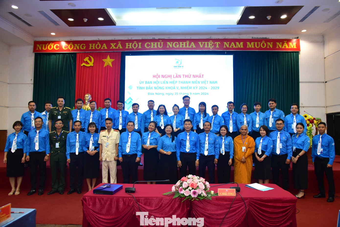 Các đại biểu chụp hình lưu niệm