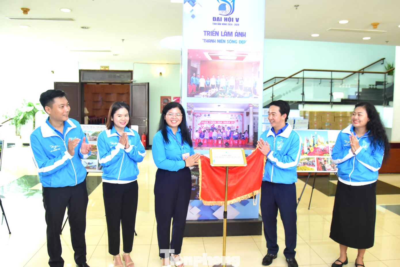 Khai mạc không gian triển lãm ảnh "Thanh niên sống đẹp"