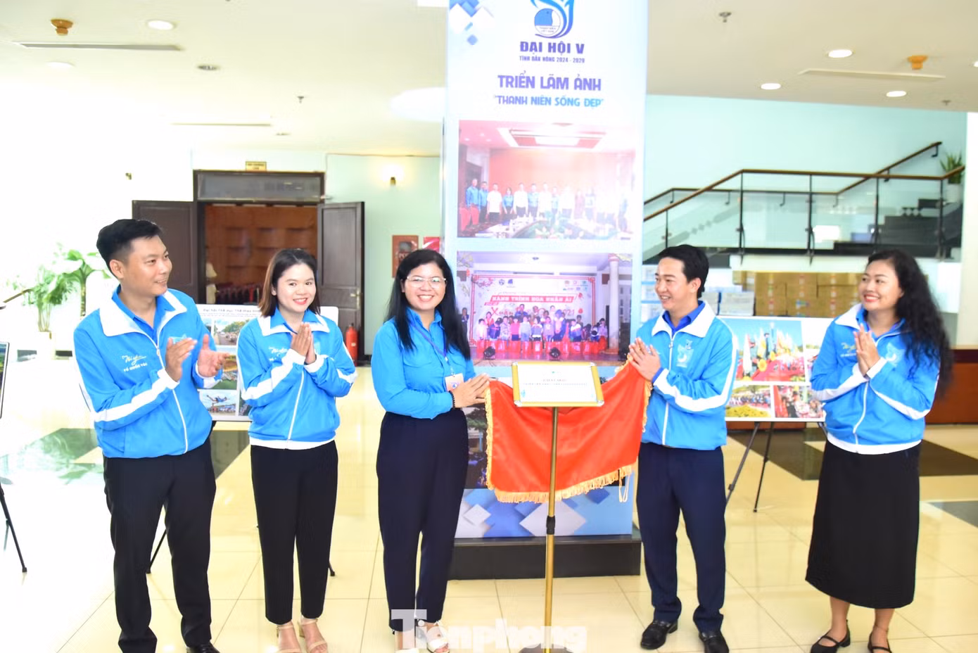 Khai mạc không gian triển lãm ảnh "Thanh niên sống đẹp"