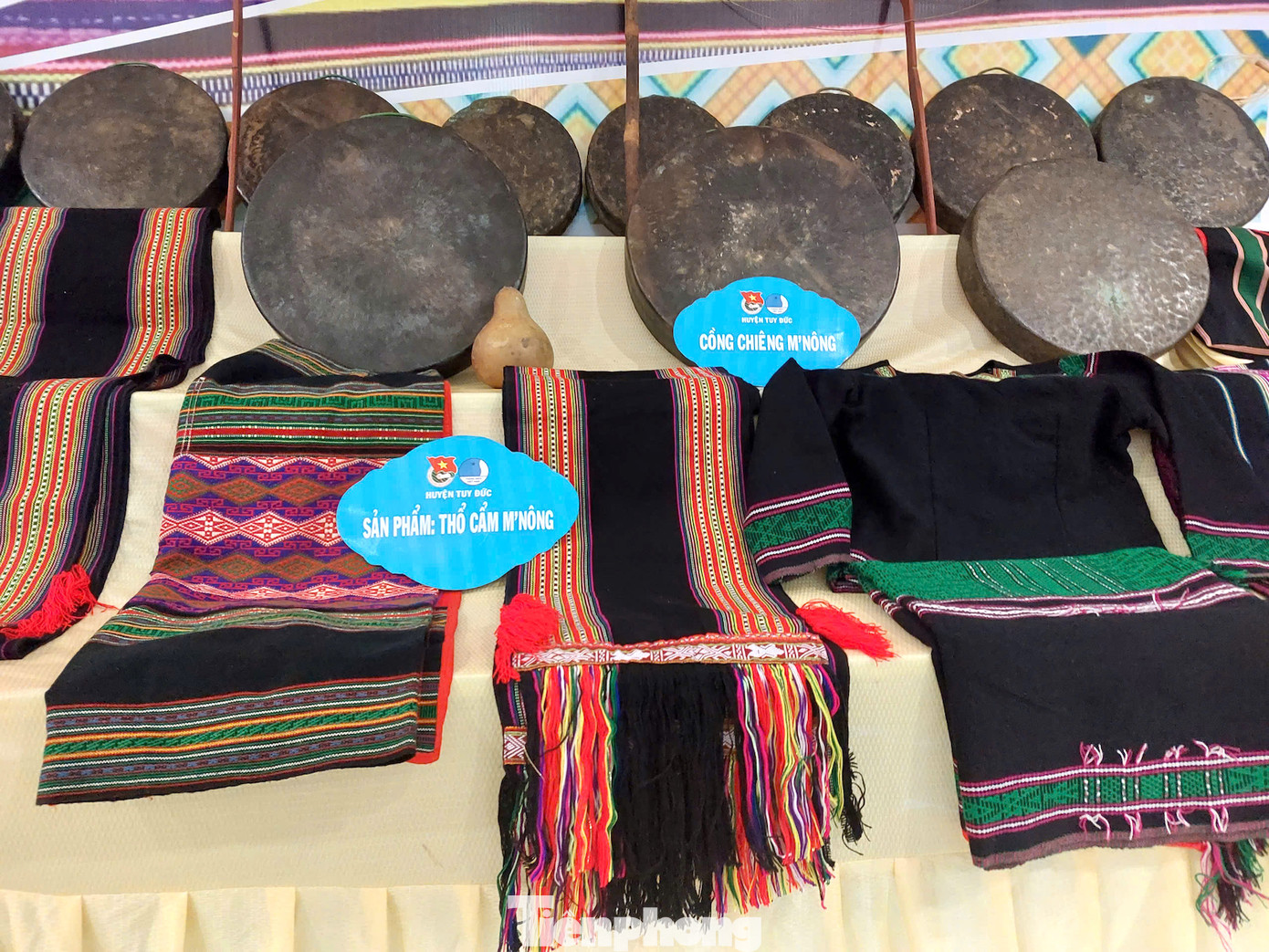 Thông qua việc trưng bày, nhằm giữ gìn, bảo tồn và giới thiệu nét văn hóa của dân tộc mình với các đại biểu tham dự, bên cạnh đó, việc bảo tồn trang phục truyền thống của dân tộc thiểu số cũng được quan tâm, chú trọng.