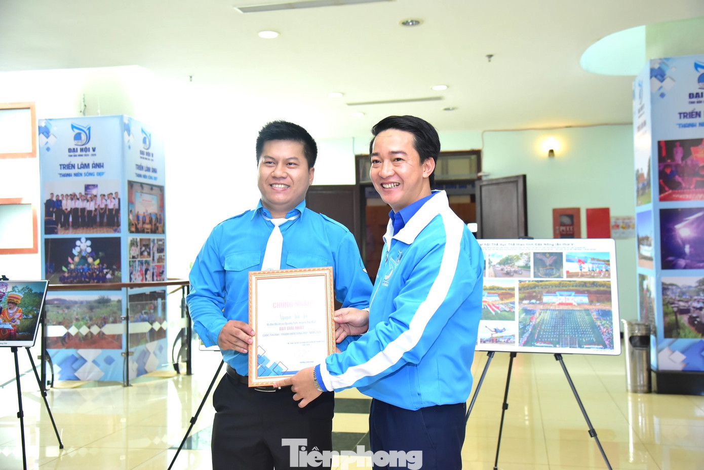 Anh Trương Văn Bình - Bí thư Tỉnh Đoàn Đắk Nông trao giải nhất cho tác giả cuộc thi ảnh "Thanh niên sống đẹp".