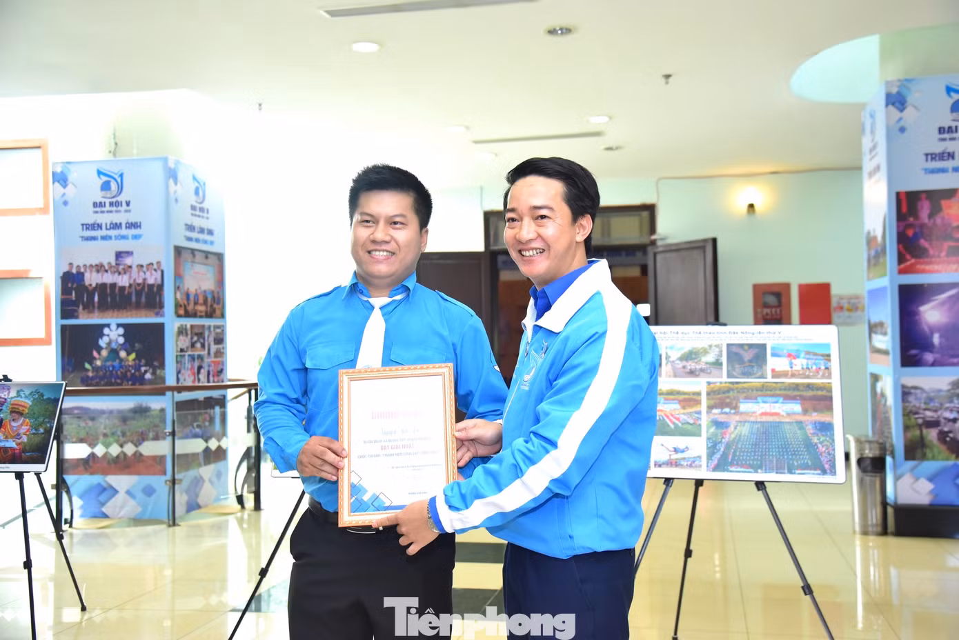 Anh Trương Văn Bình - Bí thư Tỉnh Đoàn Đắk Nông trao giải nhất cho tác giả cuộc thi ảnh "Thanh niên sống đẹp".