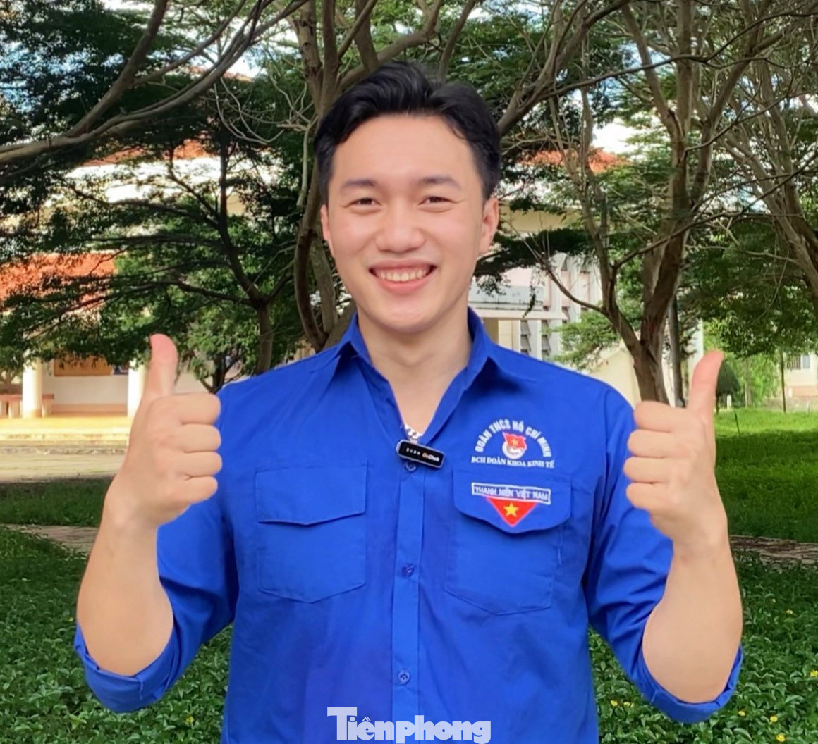 Đỗ Xuân Việt luôn năng nổ tham gia các hoạt động của trường và xã hội Đỗ Xuân Việt luôn năng nổ tham gia các hoạt động của trường và xã hội