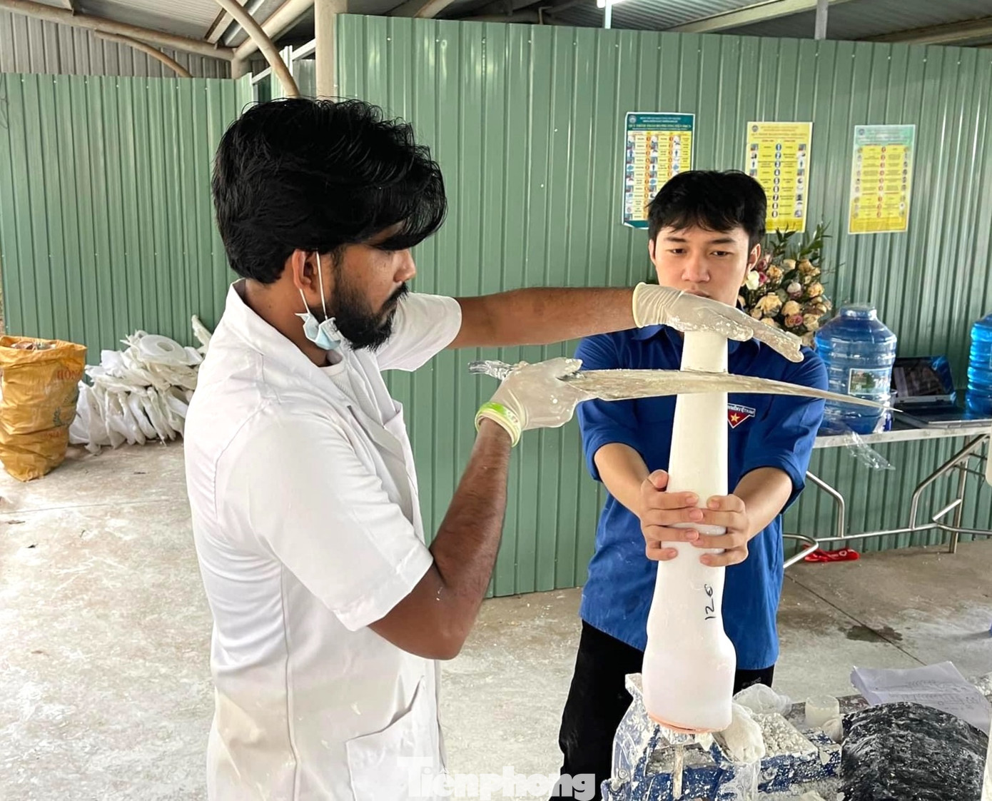 Việt vừa làm phiên dịch viên, vừa hỗ trợ các bác sĩ trong quá trình làm chân, tay giả bằng thạch cao. Việt vừa làm phiên dịch viên, vừa hỗ trợ các bác sĩ trong quá trình làm chân, tay giả bằng thạch cao.