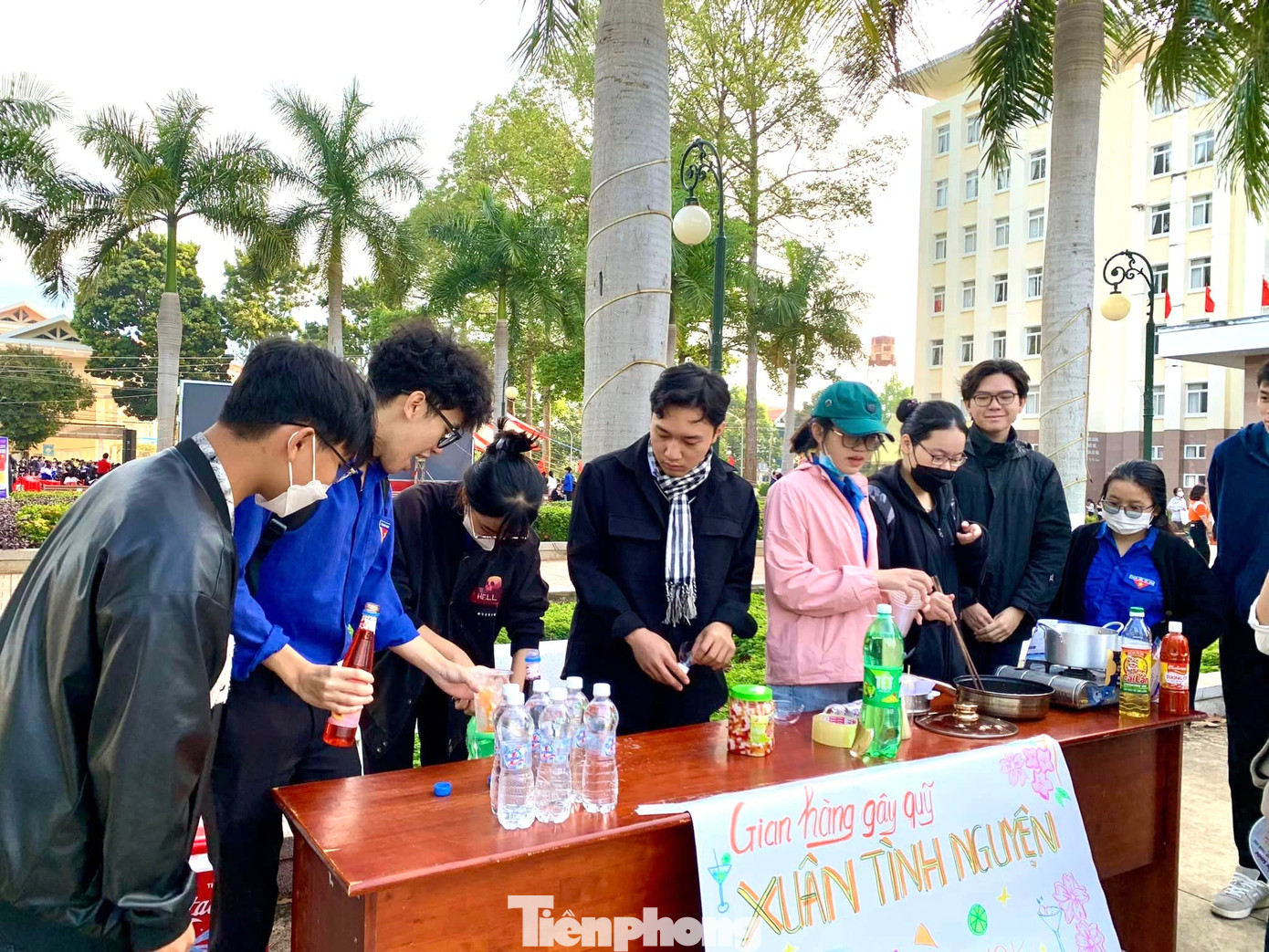 Việt cùng các tình nguyện viên tham gia hoạt động gây quỹ cho chương trình tình nguyện hè Việt cùng các tình nguyện viên tham gia hoạt động gây quỹ cho chương trình tình nguyện hè