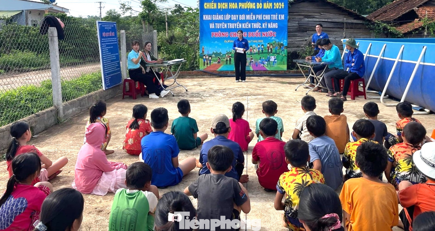Chăm chú nghe giáo viên hướng dẫn các kỹ năng thực hành bơi dưới nước, em Triệu Tuấn An (SN 2014, xã Ea M’droh) cho biết: “Thầy dạy dễ hiểu. Ở xã có nhiều ao hồ, buổi chiều chúng em thường rủ nhau ra đó chơi, nhưng không dám xuống nước vì sợ. Bây giờ được tham gia lớp học em thích lắm, em sẽ học bơi thật giỏi".