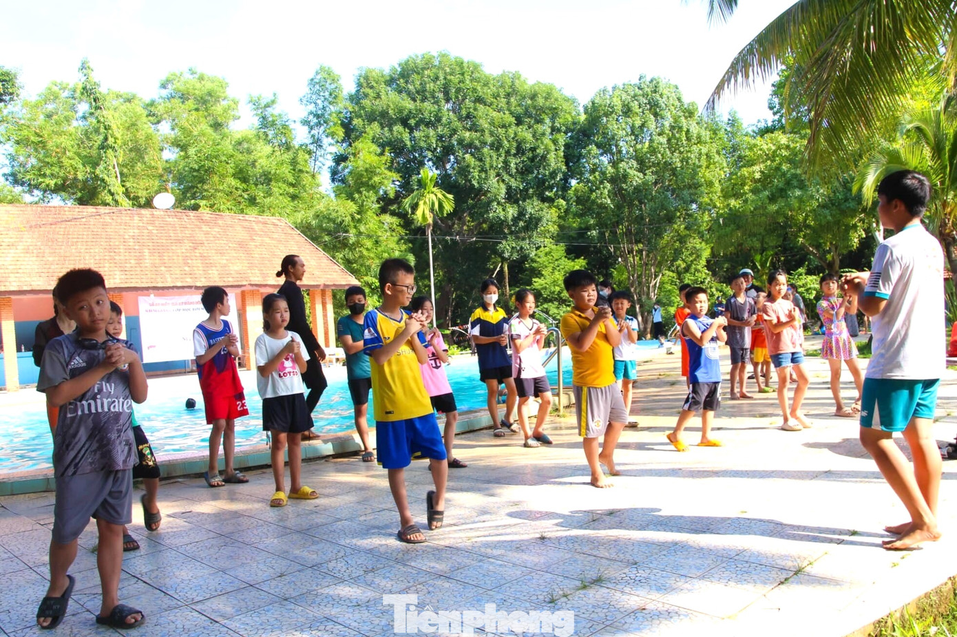 Huyện Đoàn Lắk, Hội đồng đội huyện cũng vừa phối hợp với CLB kỹ năng sống huyện, khai giảng 2 lớp dạy bơi miễn phí cho 30 em thiếu nhi trên địa bàn. Tại chương trình, huyện đoàn đã trao tặng 10 phao bơi, dụng cụ hỗ trợ bơi cho CLB kỹ năng sống huyện này.