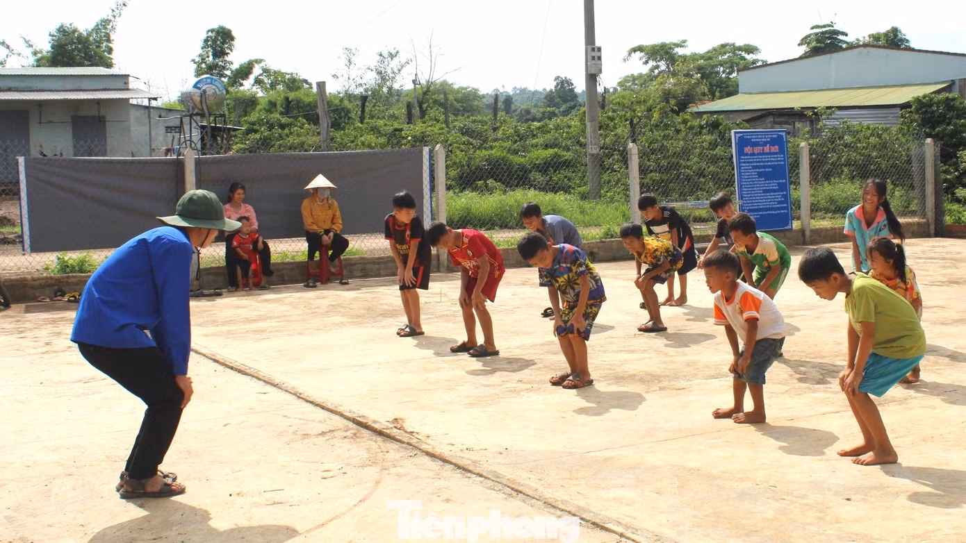 Theo thầy Mai Văn Chuyền - chủ nhiệm CLB Vì đàn em thân yêu, dịp hè này dự kiến sẽ tổ chức 3 đợt, mỗi đợt mở 3-4 lớp bơi hỗ trợ dạy khoảng 150-200 trẻ em ở các xã trên địa bàn huyện. Mỗi địa điểm đặt bể bơi trong vòng 1 tháng, sẽ có 2 giáo viên trực tiếp tham gia giảng dạy, cùng 5-8 đoàn viên thanh niên hỗ trợ.