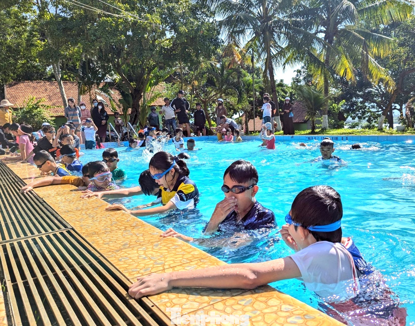 Dự kiến, trong dịp hè sẽ tổ chức 10 lớp bơi miễn phí cho 150 em thiếu niên, nhi đồng có hoàn cảnh khó khăn trên địa bàn huyện.