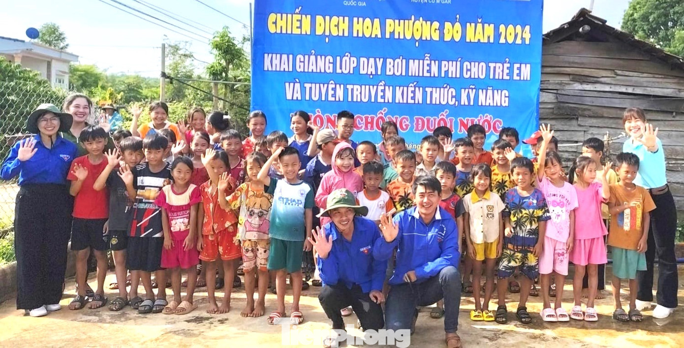 Mới đây, tại Chiến dịch Hoa phượng đỏ năm 2024, CLB Vì đàn em thân yêu (trực thuộc Hội đồng đội huyện Cư M’gar) phối hợp Đoàn xã Ea M’droh khai giảng lớp học bơi hè cho khoảng 60 em thiếu niên, nhi đồng.