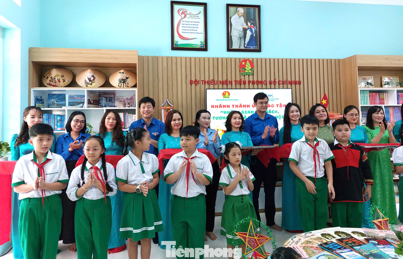 Đại biểu cắt băng khánh thành công trình Đại biểu cắt băng khánh thành công trình